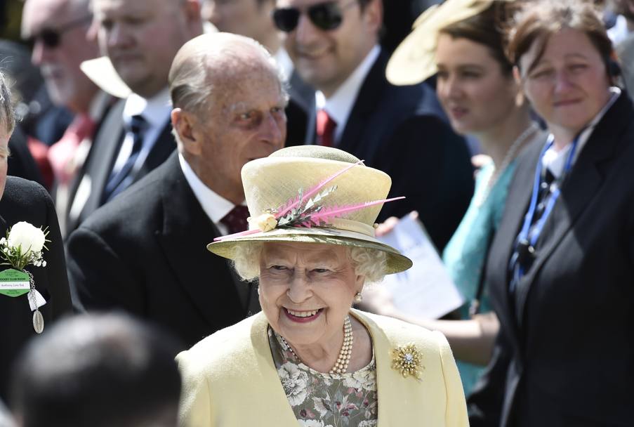 Ovviamente il tutto davanti a Elisabetta II, grandissima appassionata e proprietaria di una scuderia di purosangue. Reuters
